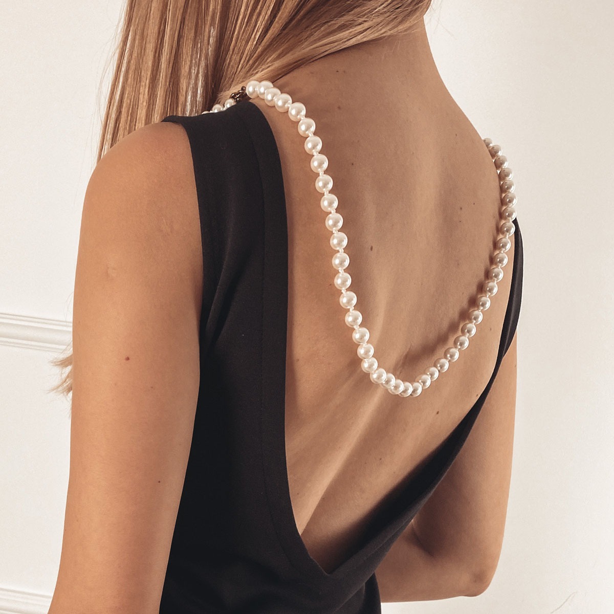 sukienka z odkrytymi plecami