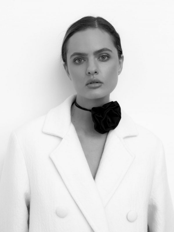 bialy plaszcz czarny choker