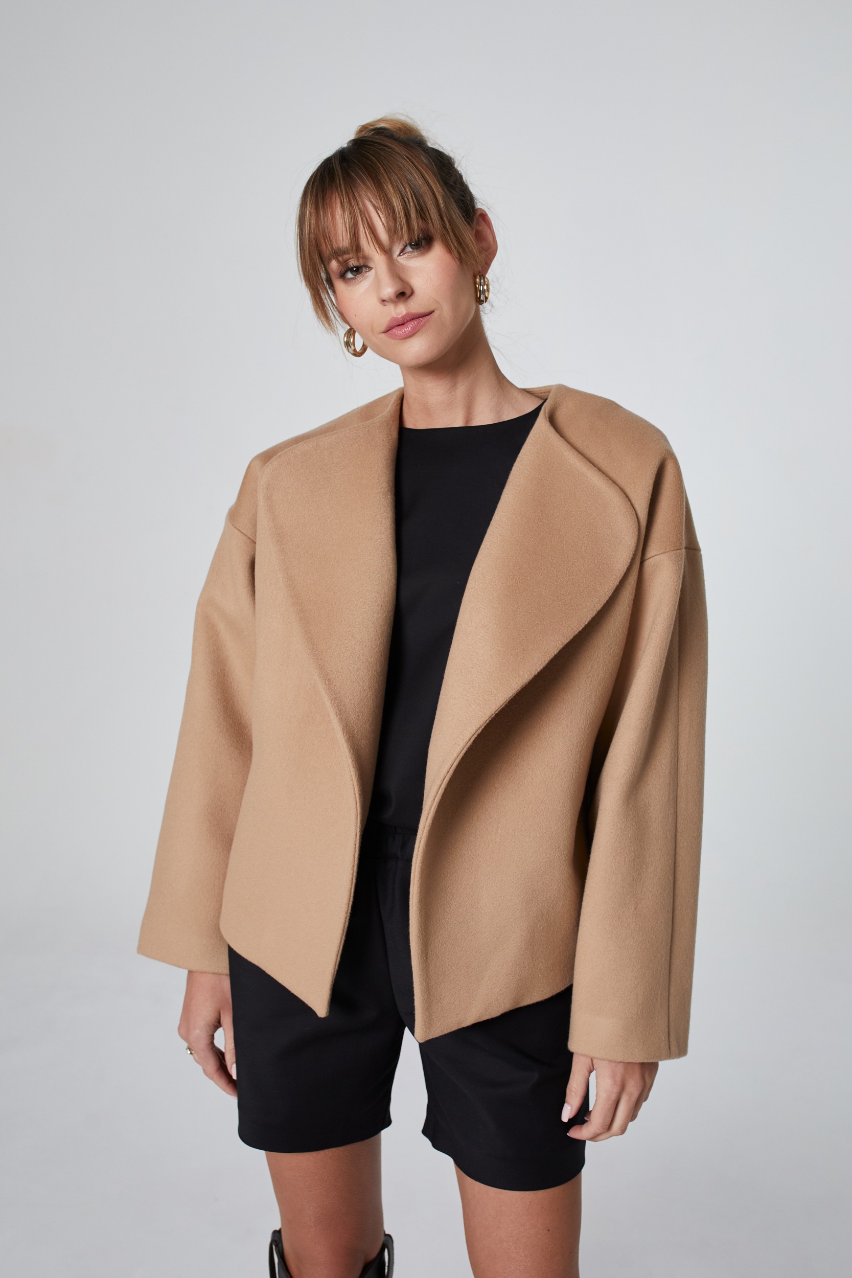 bezowa krotka kurtka