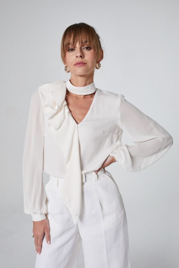 biala bluzka z jedwabiu