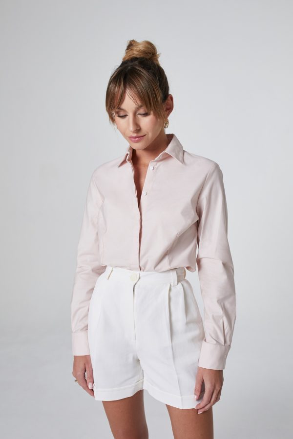 rozowa koszula biale szorty 1