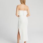 biala sukienka z falbana midi