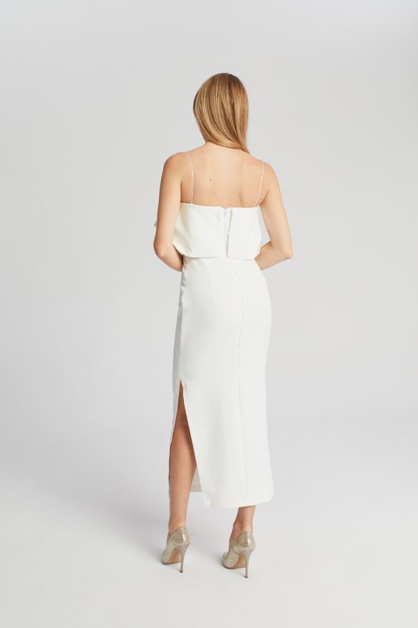 biala sukienka z falbana midi