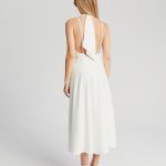 biala sukienka z odkrytymi plecami