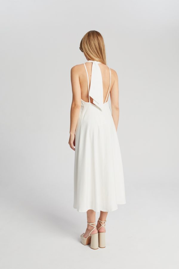 biala sukienka z odkrytymi plecami