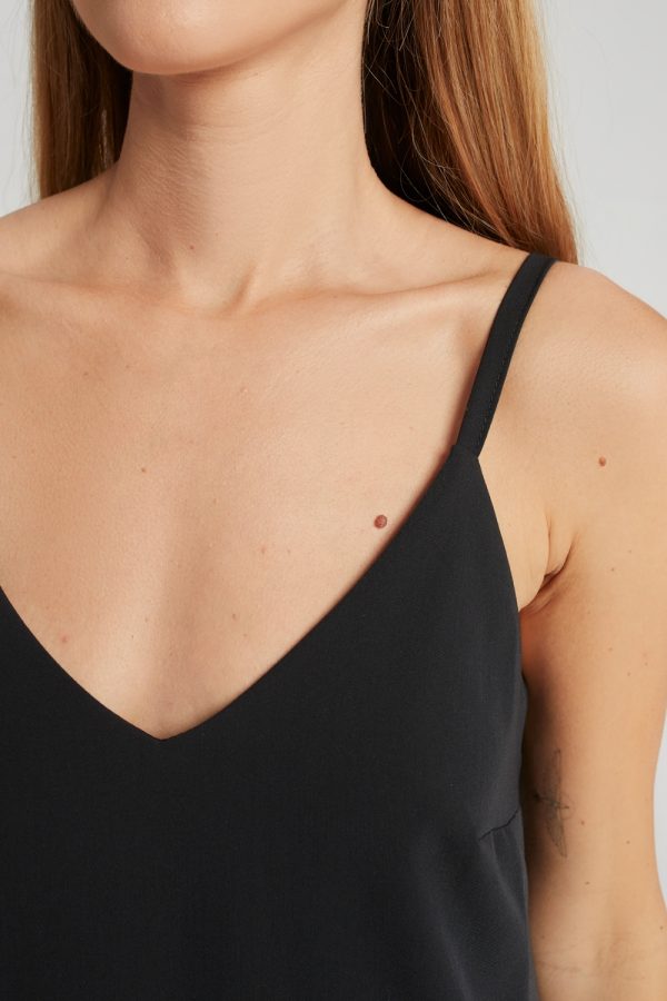 czarna sukienka na ramiaczkach