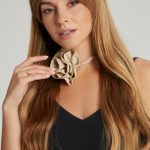 czarna sukienka z bezowym chokerem