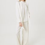 biala bluzka z wiazaniem