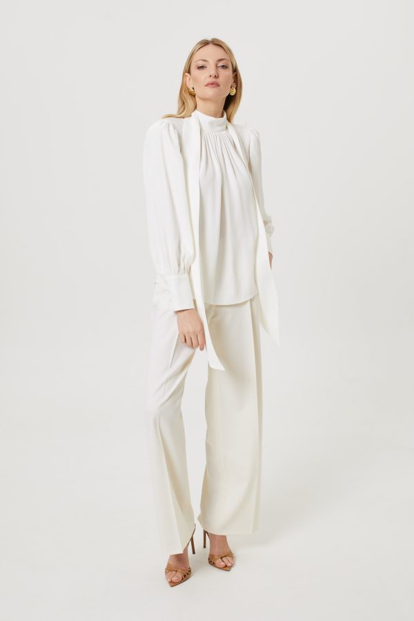 biala bluzka z wiazaniem