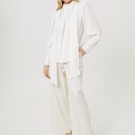 biala bluzka z wiazaniem smietankowe spodnie w kant