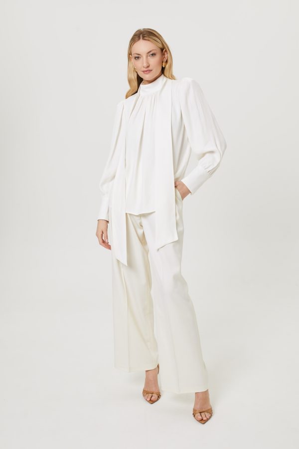 biala bluzka z wiazaniem smietankowe spodnie w kant