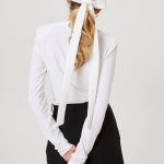 bialy golf czarne bermudy biala kokarda