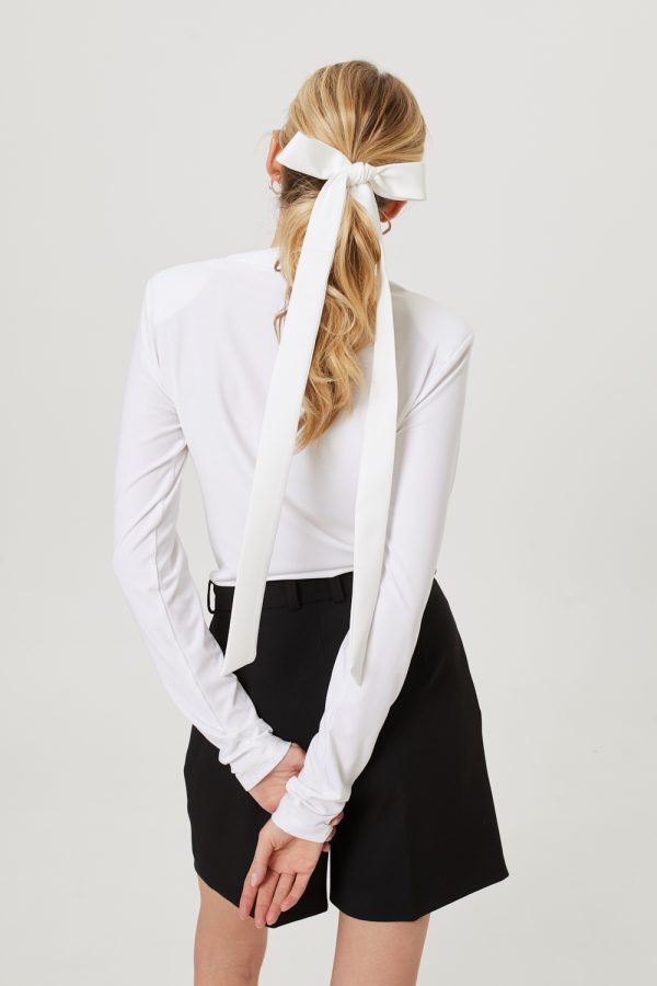 bialy golf czarne bermudy biala kokarda