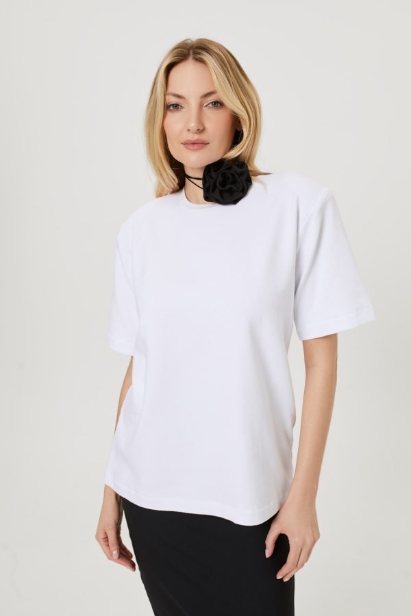 bialy tshirt z poduszkami