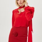 czerwona bluzka z jedwabiu