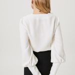 smietankowa bluzka z szerokim mankietem