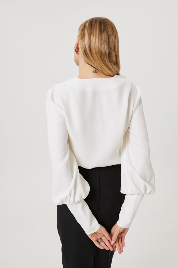smietankowa bluzka z szerokim mankietem