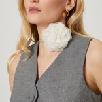 szara kamizelka biala roza