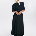 czarna sukienka maxi klasyczna z apaszka ecru