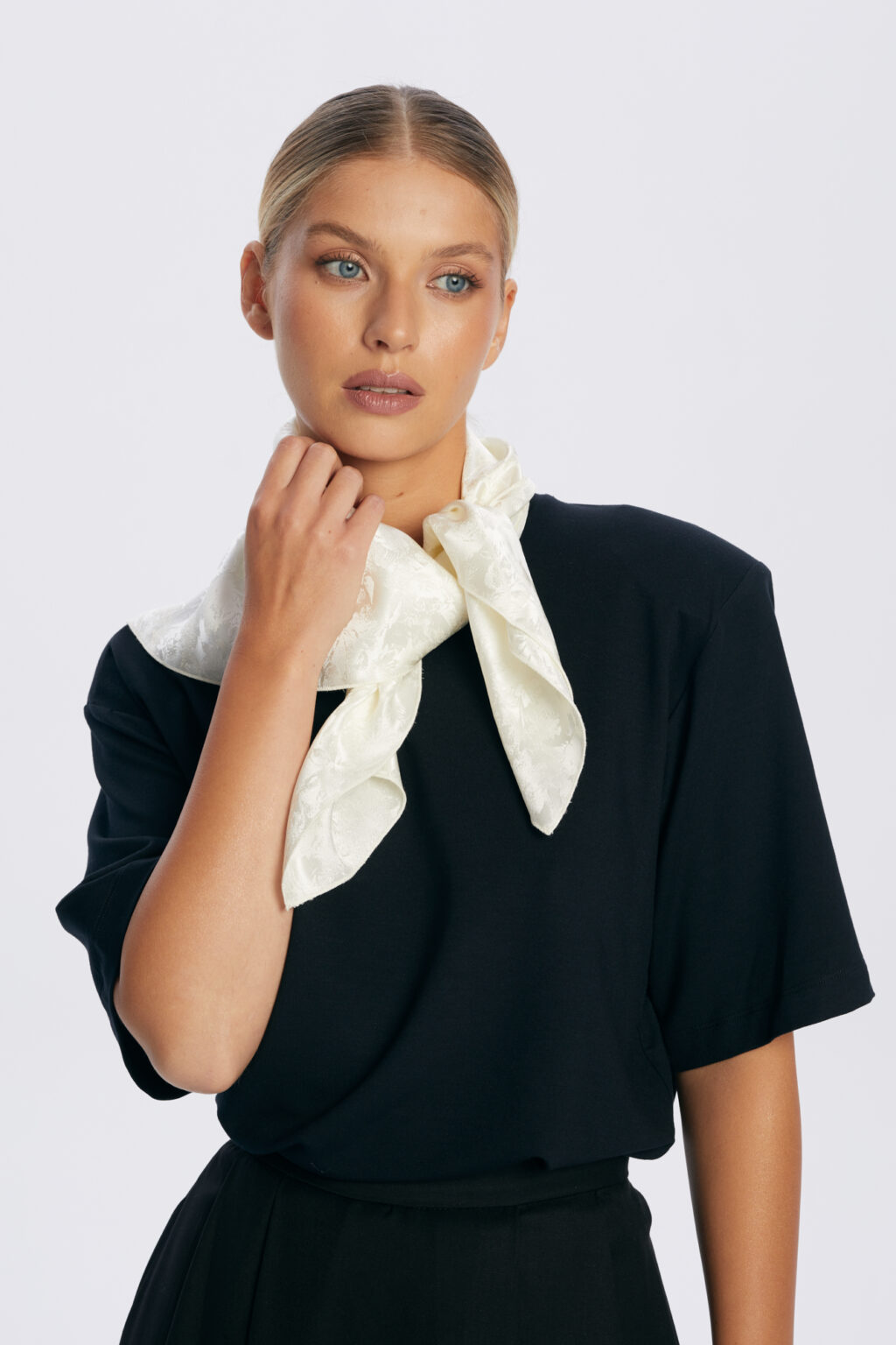 czarna sukienka maxi z apaszka ecru na wieczor