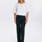 czarne spodnie i biala koszulka casual