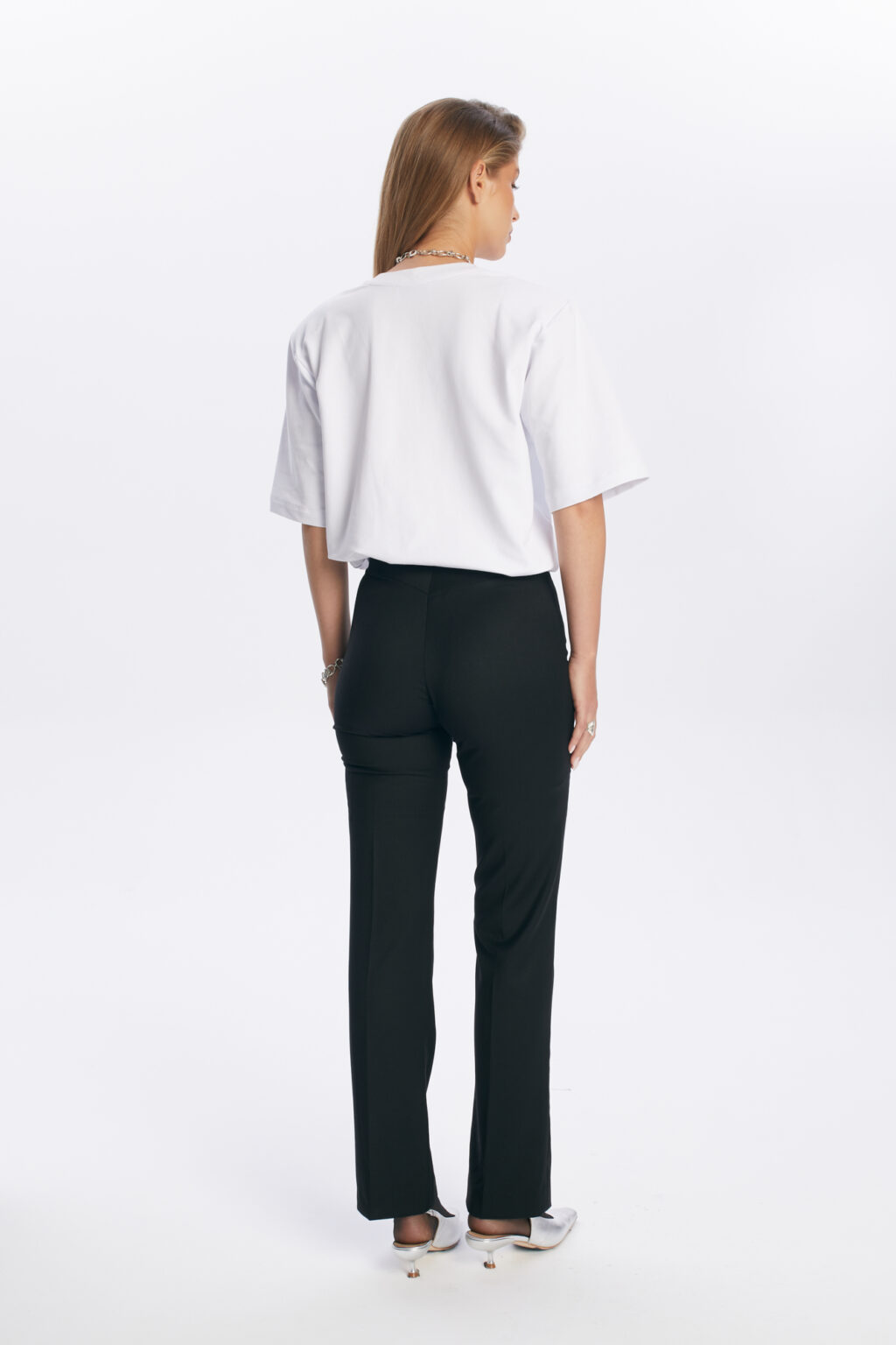 czarne spodnie i biala koszulka modna