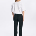 czarne spodnie i biala koszulka modna