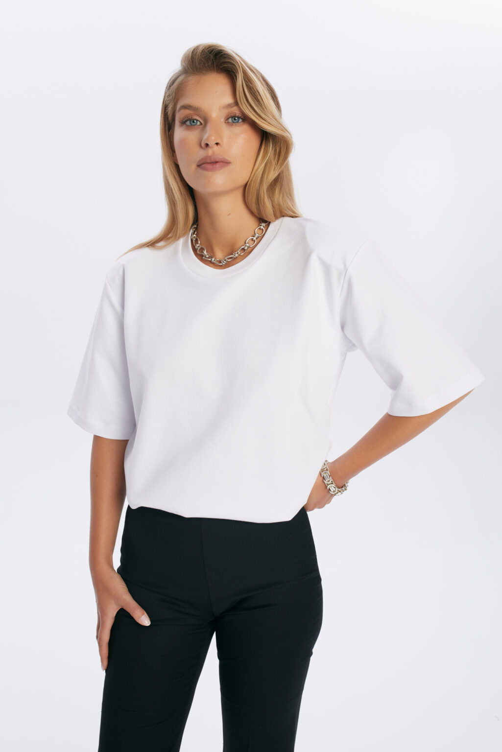 czarne spodnie i biala koszulka na co dzien