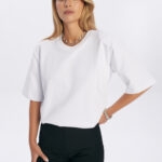 czarne spodnie i biala koszulka na co dzien