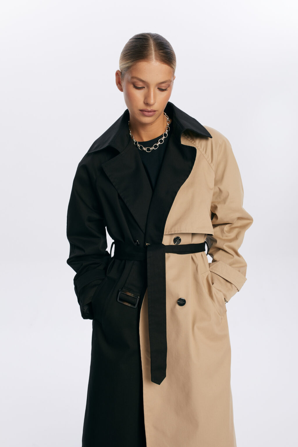 czarno bezowy plaszcz henry trencz na co dzie