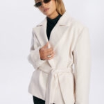 kurtka aspen bezowa z paskiem czarne spodnie i polgolf