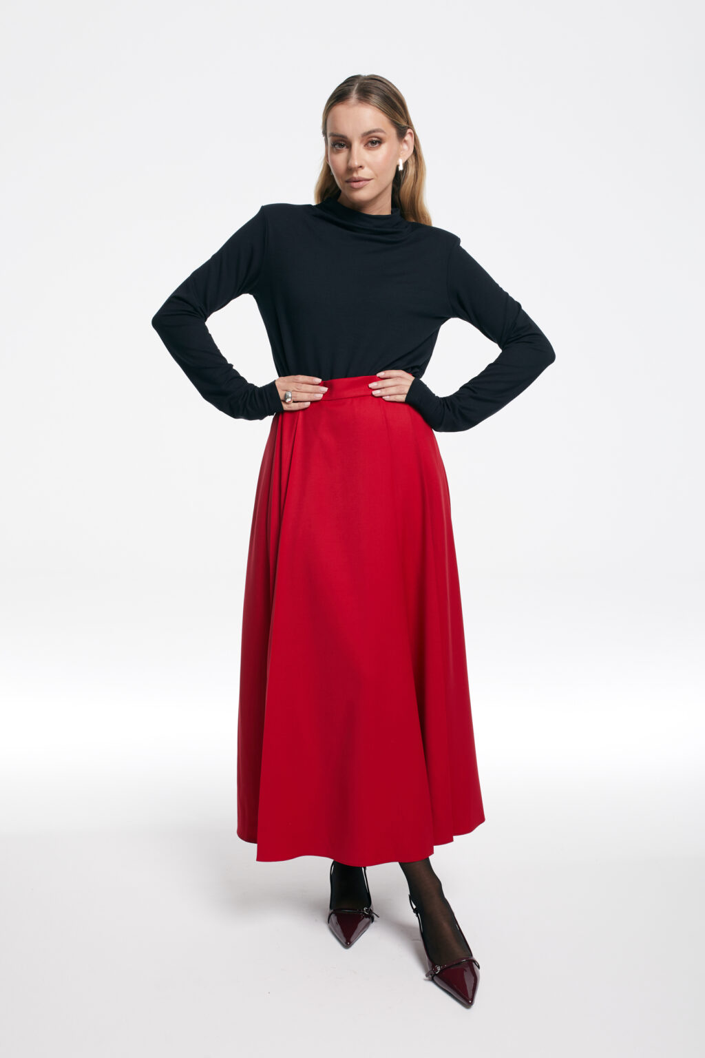 czarny top czerwona spodnica z zakladkami