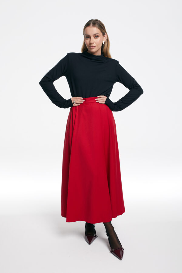 czarny top czerwona spodnica z zakladkami