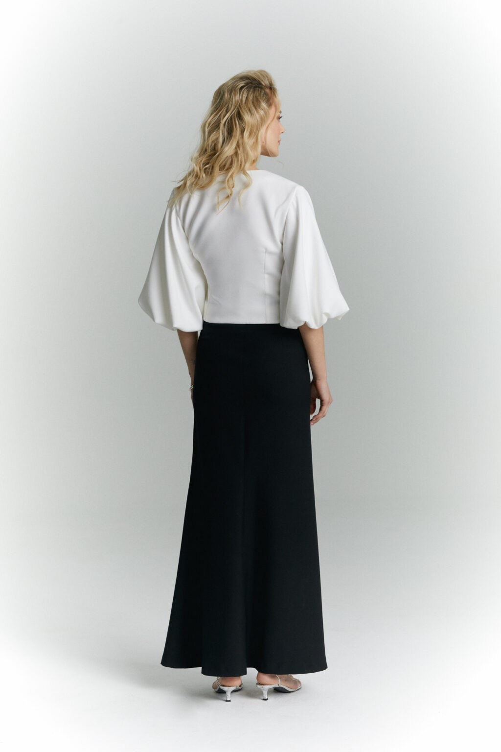 akiet z bufiastymi rekawami blanka smietankowa biel czarna spodnica demi tyl