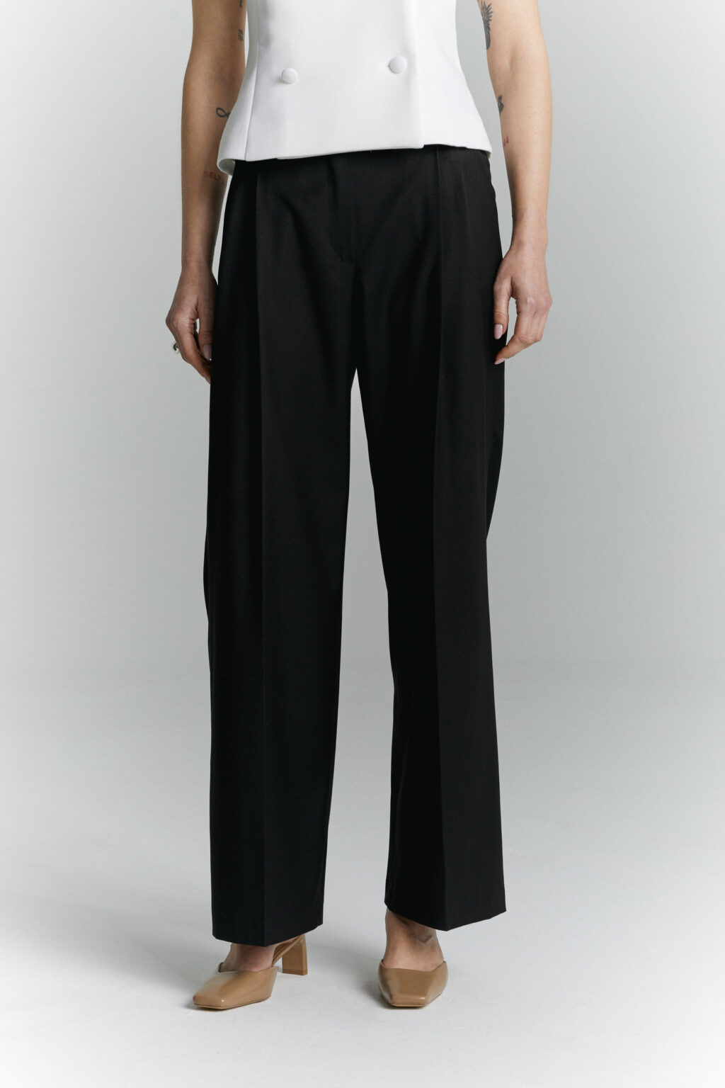 czarne spodnie przod