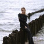 naomi rever sukienka z odkrytymi plecami nika bocian