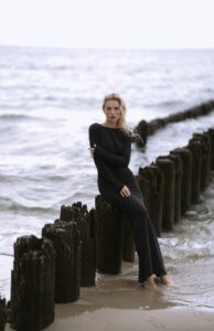 Sukienka z odkrytymi plecami Naomi