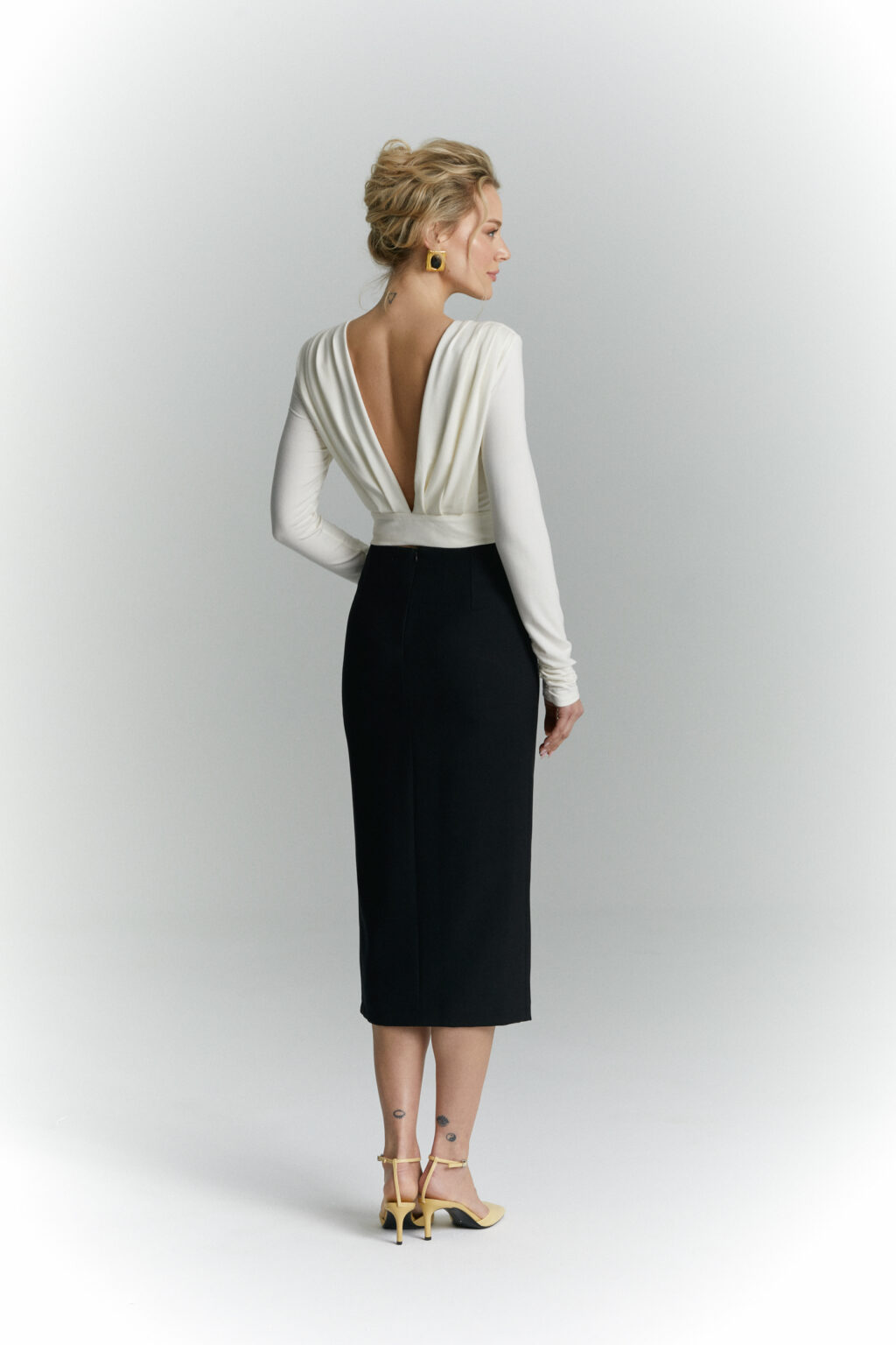 spodnica olowkowa vivien czarna tyl