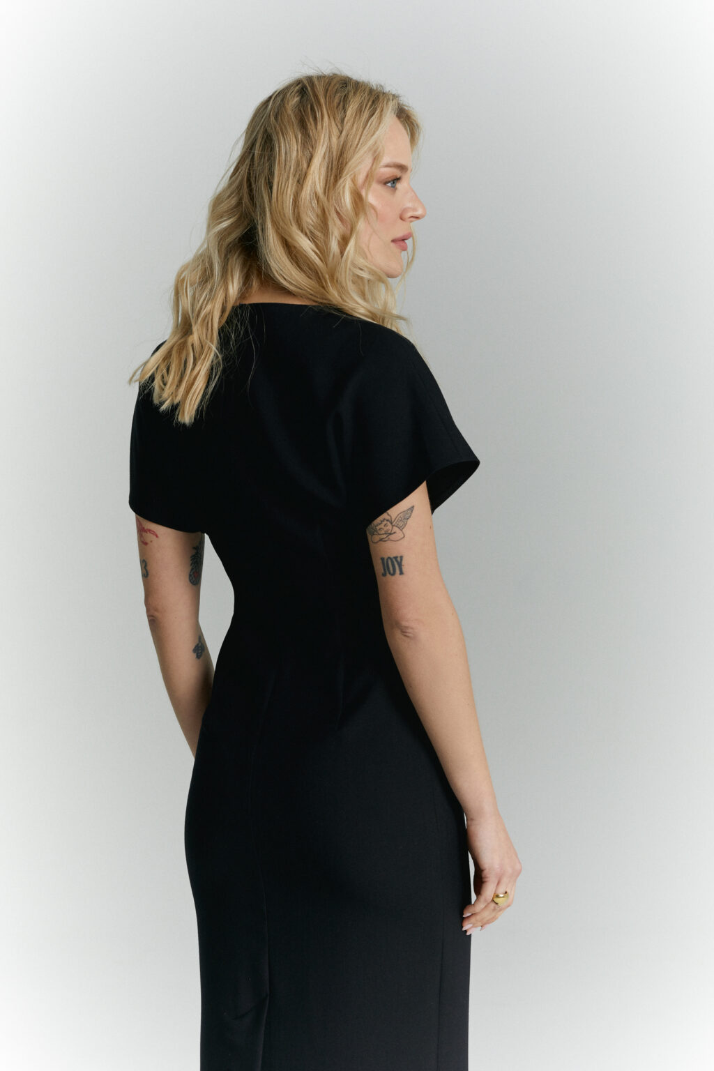 sukienka dluga mira czarna tyl