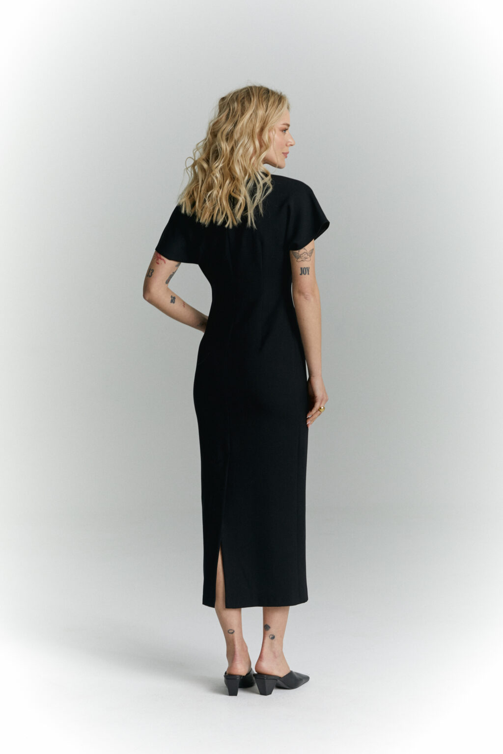 sukienka dluga mira czarna tyl detal