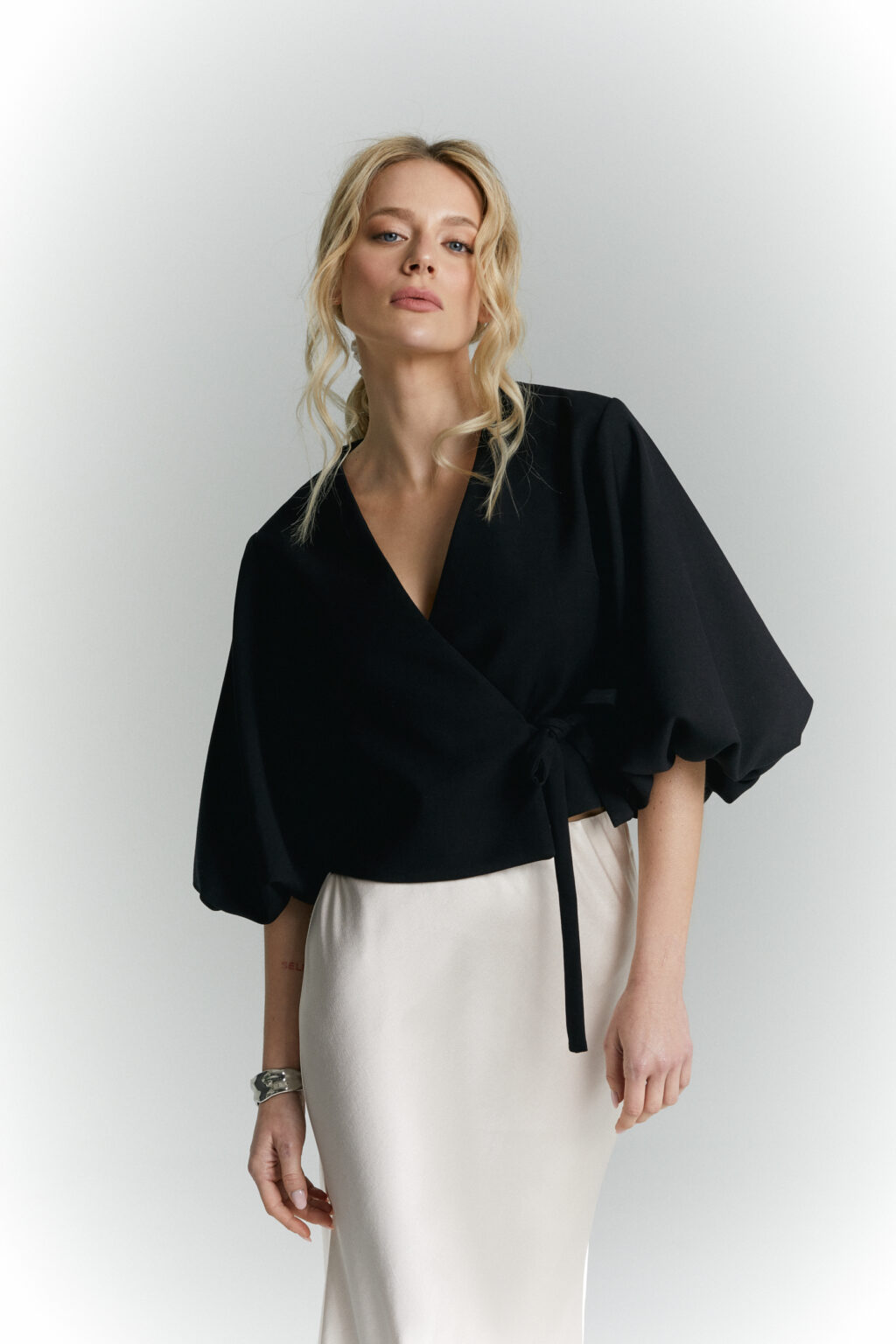 zakiet z bufiastymi rekawami blanka czarny detal