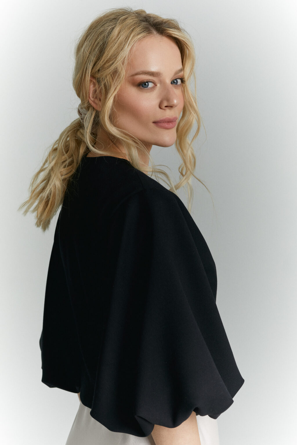 zakiet z bufiastymi rekawami blanka czarny detal bok