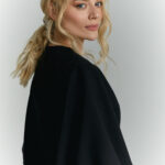 zakiet z bufiastymi rekawami blanka czarny detal bok