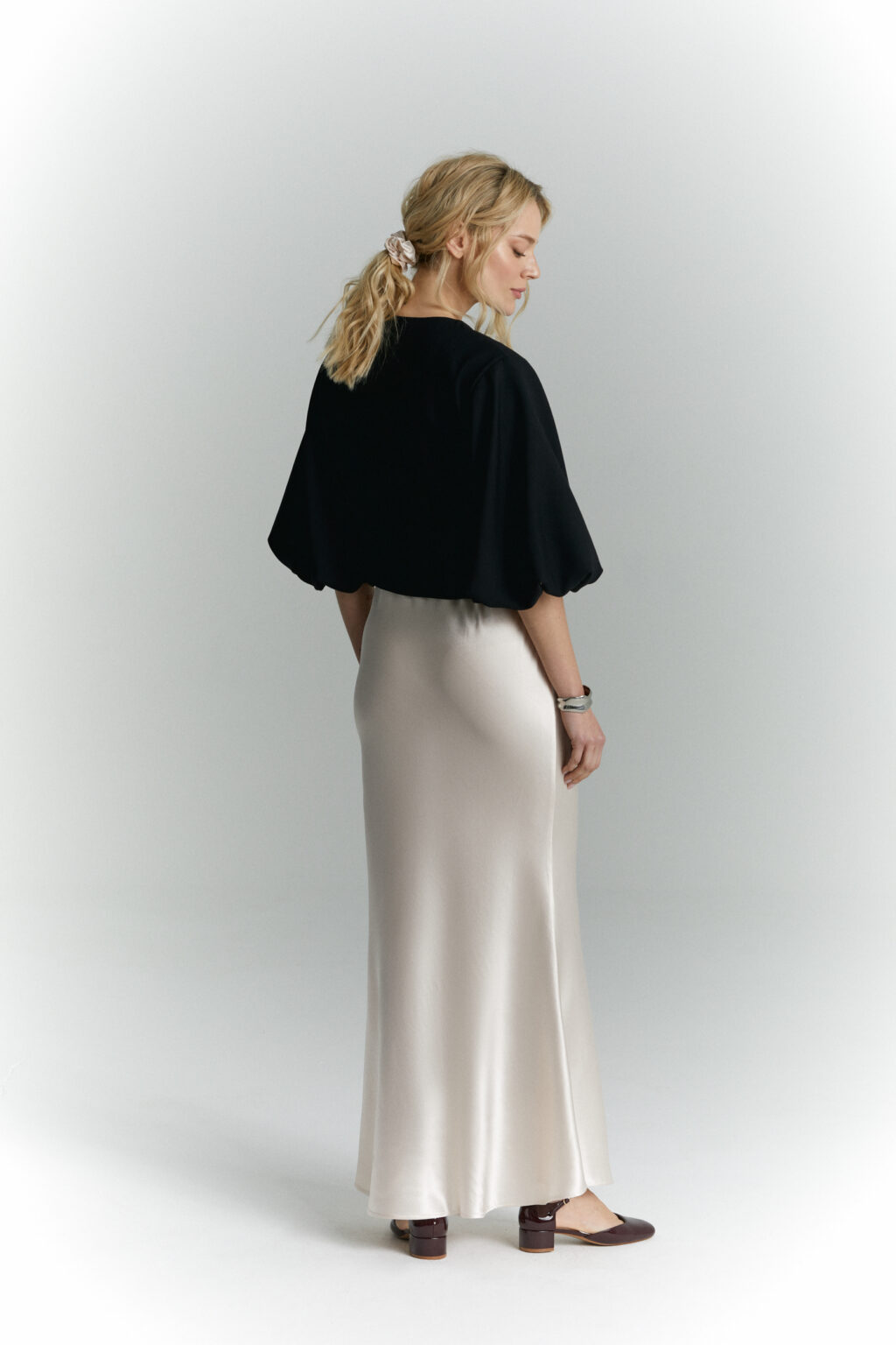 zakiet z bufiastymi rekawami blanka czarny spodnica satynowa