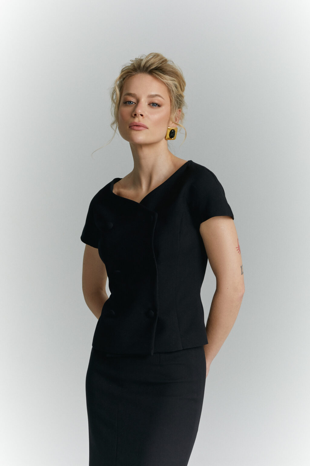 zakiet z krotkim rekawem rene czarny detal