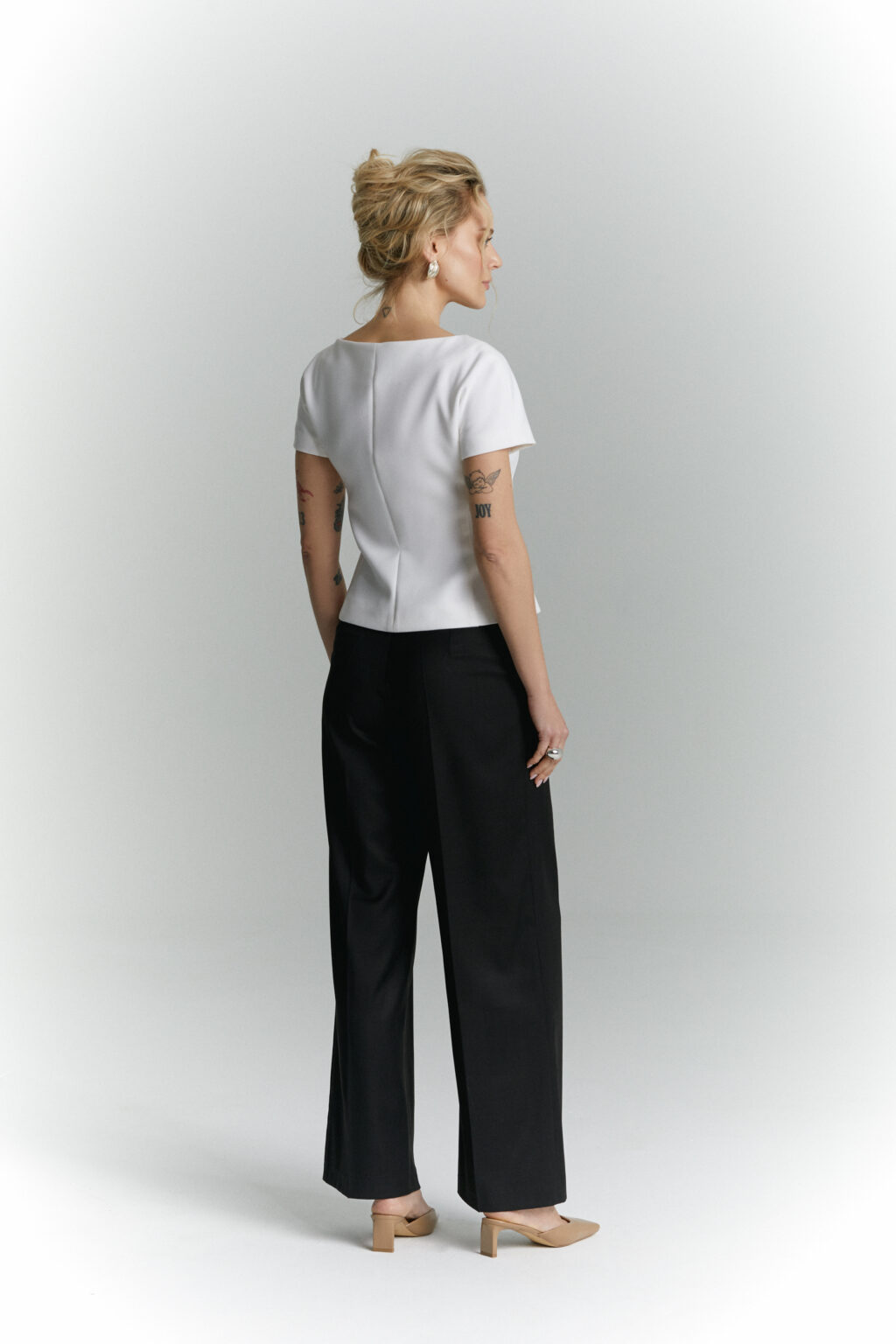 zakiet z krotkim rekawem rene smietankowa biel czarne spodnie tyl