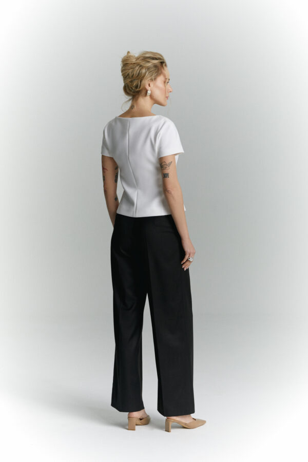 zakiet z krotkim rekawem rene smietankowa biel czarne spodnie tyl