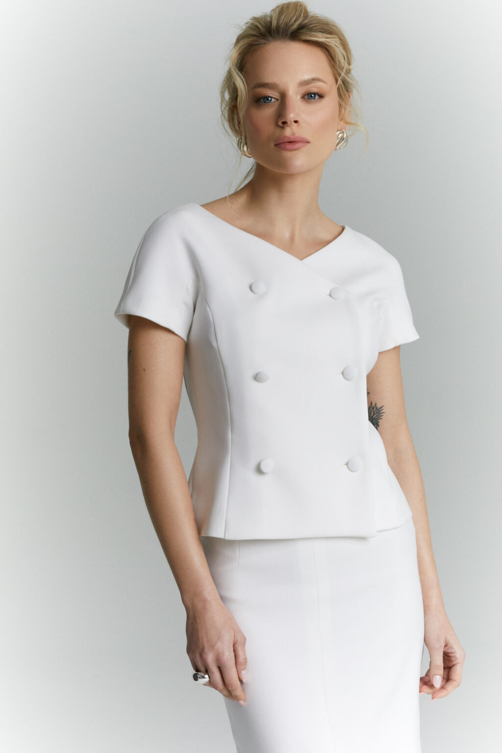 zakiet z krotkim rekawem rene smietankowa biel przod detal