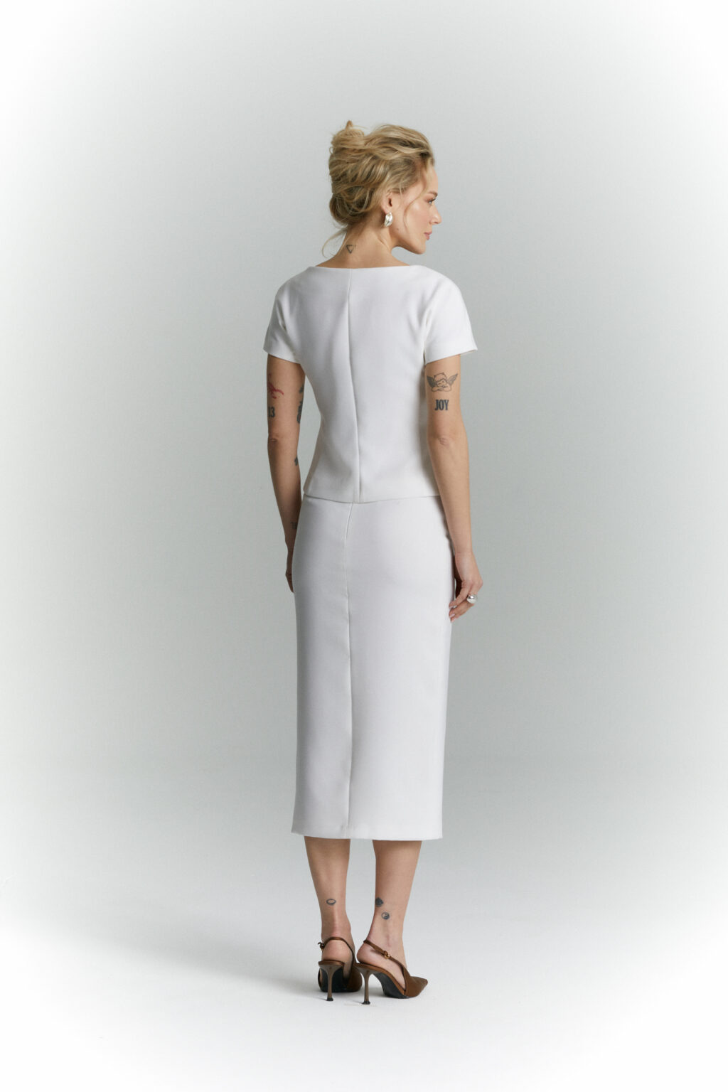 zakiet z krotkim rekawem rene smietankowa biel tyl