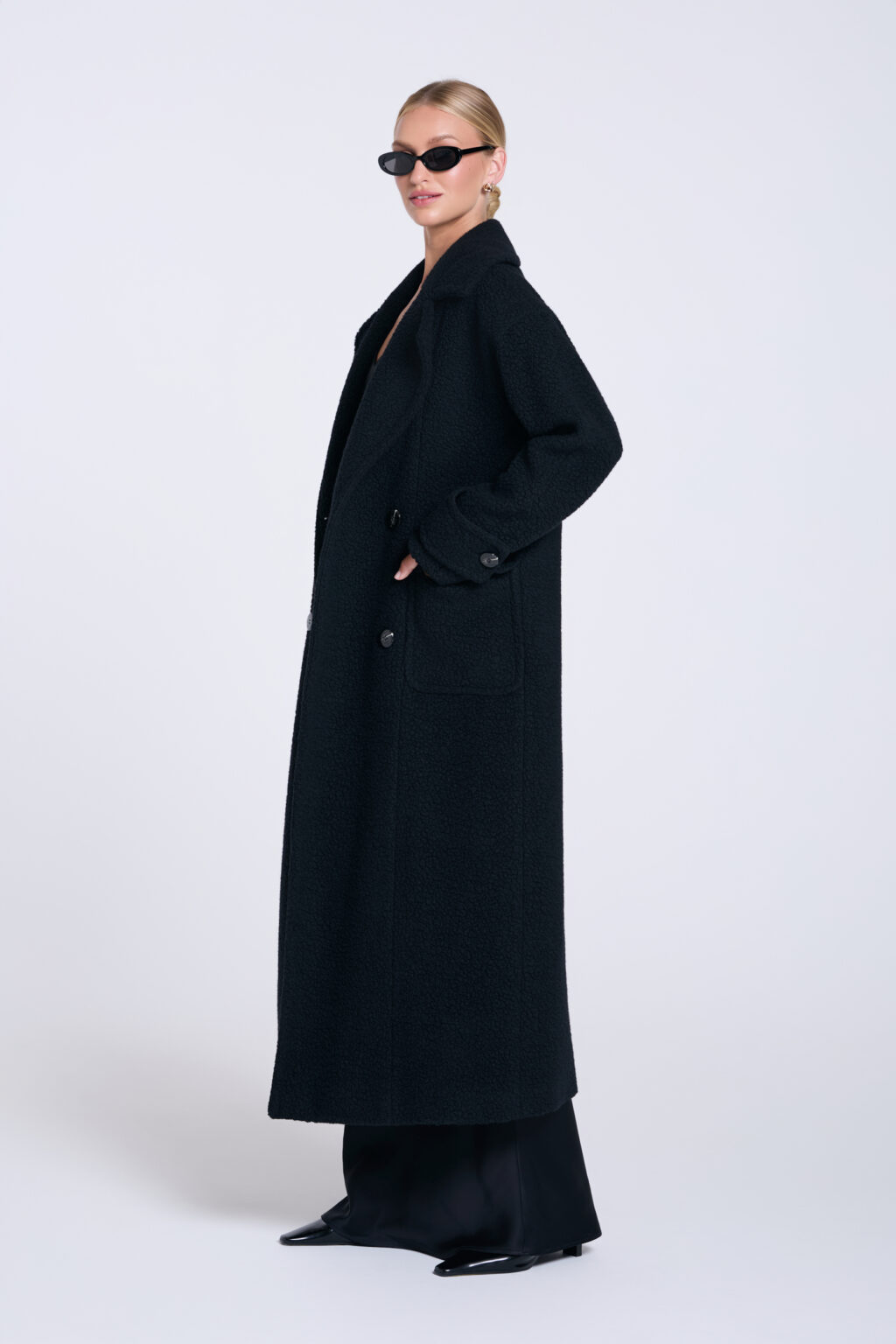 Płaszcz-z-wełny-boucle-czarny-Franko-bok